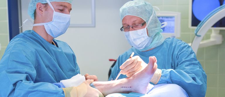 Das Bild zeigt eine Operation in der Unfallchirurgie