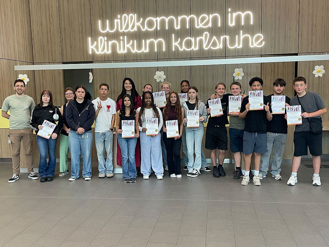Das Bild zeigt die Schülerinnen und Schüler mit Sibel Uysal.