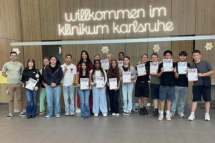Das Bild zeigt die Schülerinnen und Schüler mit Sibel Uysal.