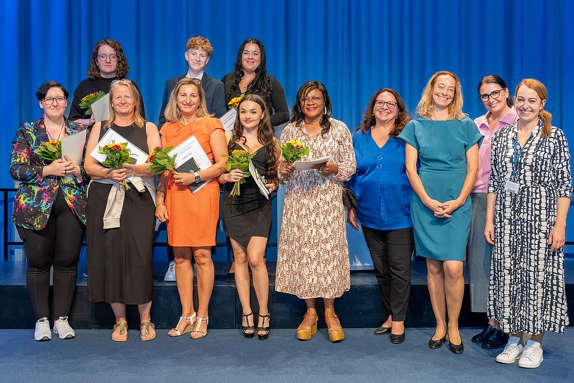 Das Foto zeigt ein Gruppenbild mit den Absolvent*innen und Mitarbeiter*innen des Klinikums Karlsruhe