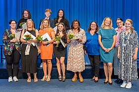 Das Foto zeigt ein Gruppenbild mit den Absolvent*innen und Mitarbeiter*innen des Klinikums Karlsruhe