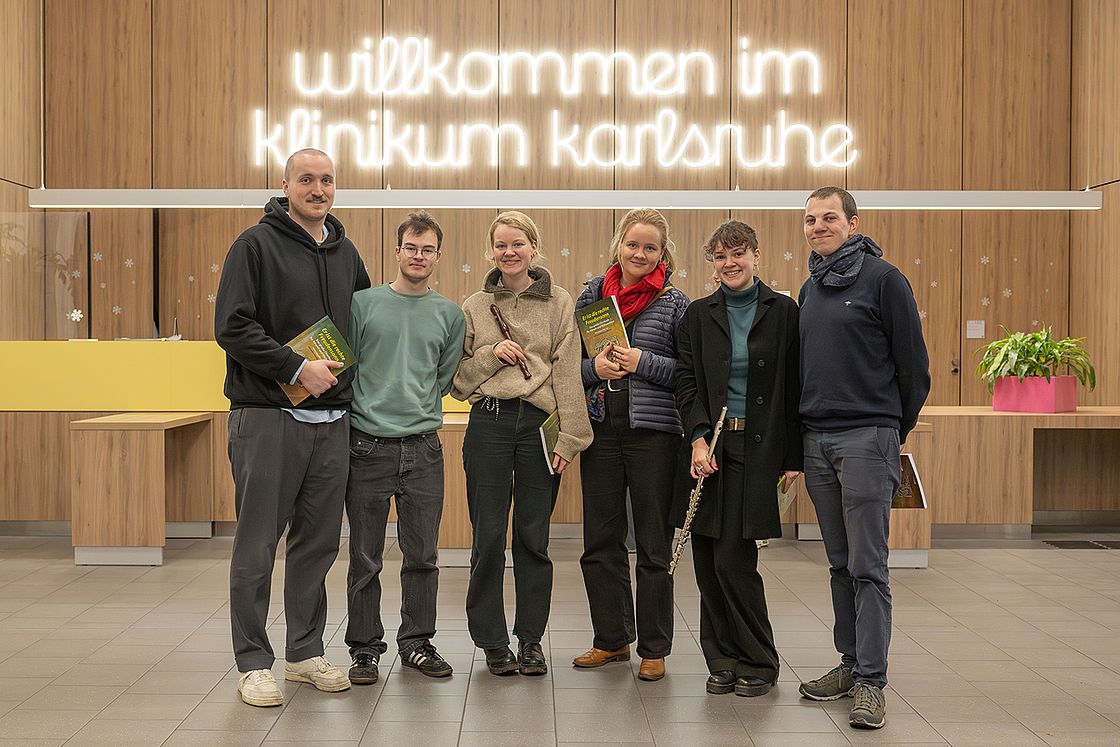 Das Bild zeigt 6 Chormitglieder des EnsembleVokal Karlsruhe