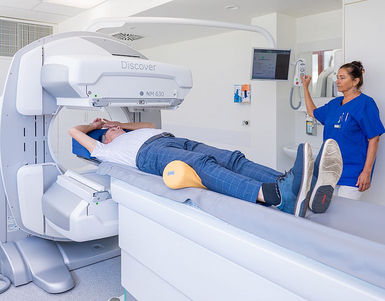 Das Bild zeigt einen Patienten im Single-Photon-Emissions-Computertomograf (SPECT).