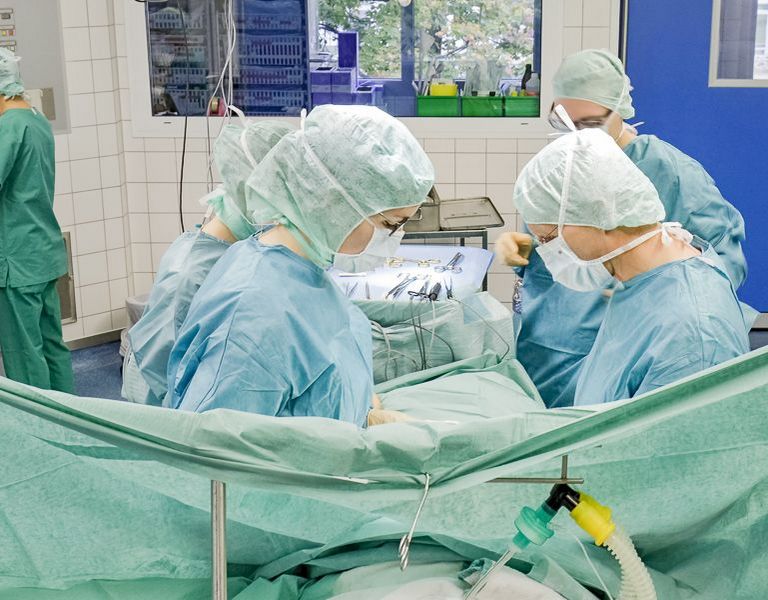 Das Bild zeigt eine Operation im Schilddrüsenzentrum