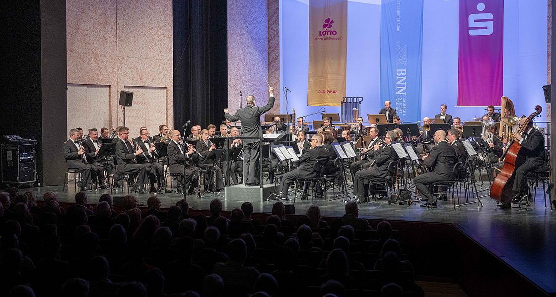 Das Bild zeigt ein Galakonzert mit dem Musikkorps der Bundeswehr aus Siegburg