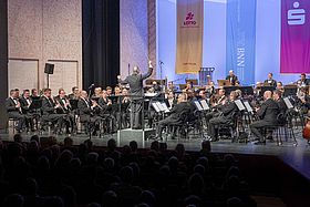 Das Bild zeigt ein Galakonzert mit dem Musikkorps der Bundeswehr aus Siegburg