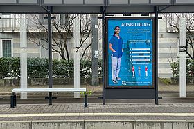 Das Bild zeigt ein Plakat an einer Haltestelle der Ausbildungskampagne 2021