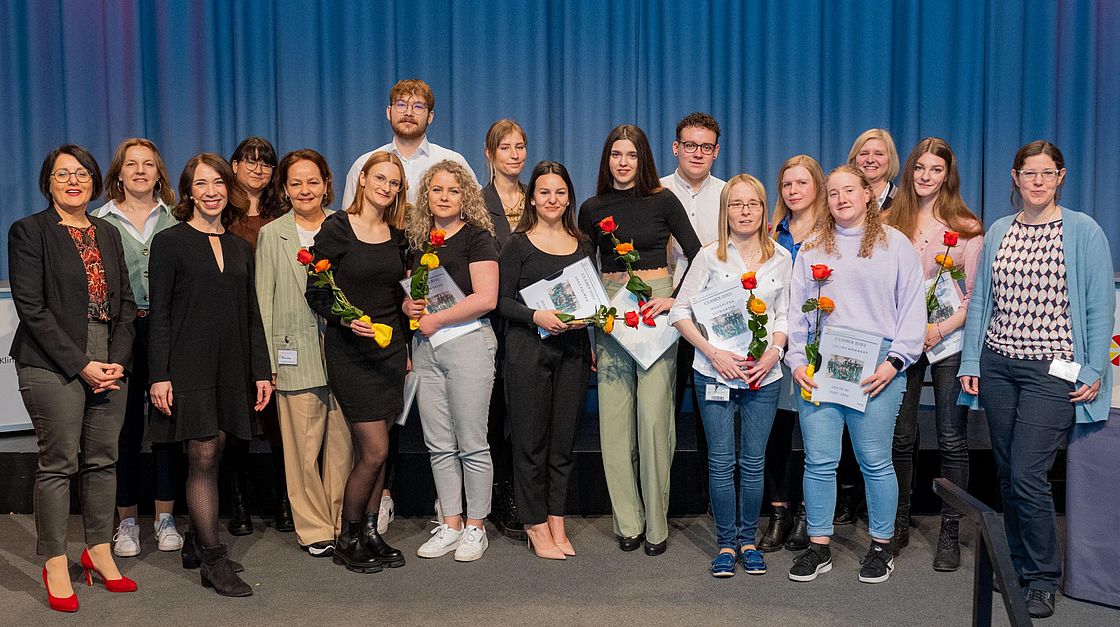 Das Bild zeigt die Pädagog*innen und Auszubildenden der OTA-Ausbildung im Rahmen ihrer Abschlussfeier