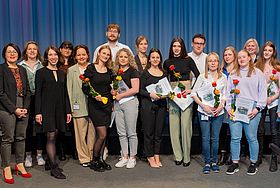 Das Bild zeigt die Pädagog*innen und Auszubildenden der OTA-Ausbildung im Rahmen ihrer Abschlussfeier