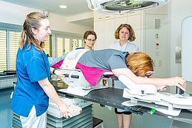 Prof. Dr. Katja Lindel (3.v.l.) mit ihrem Team bei der Bestrahlung mithilfe des Brustboards
