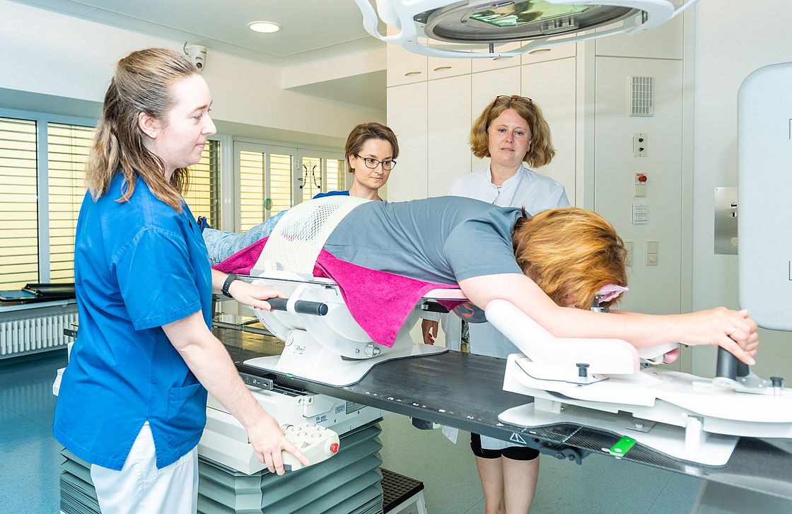 Prof. Dr. Katja Lindel (3.v.l.) mit ihrem Team bei der Bestrahlung mithilfe des Brustboards