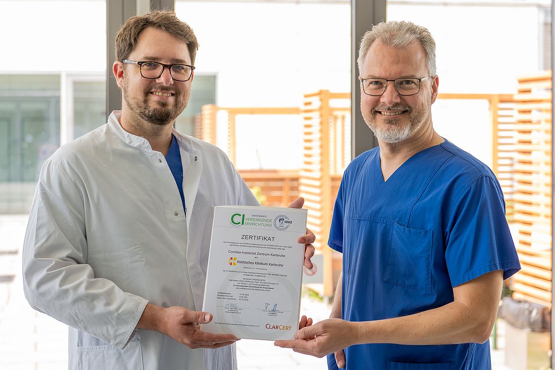 Das Bild zeigt Dr. Michael Beeretz (li.) und Markus Landwehr mit dem Zertifikat.