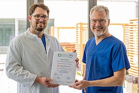 Das Bild zeigt Dr. Michael Beeretz (li.) und Markus Landwehr mit dem Zertifikat.