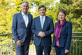 Bürgermeisterin Bettina Lisbach und Markus Heming (li.) begrüßen Prof. Martin Holderried am Klinikum Karlsruhe.