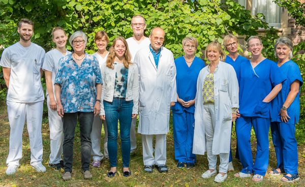 Das Bild zeigt das Team des Zentrums für Schmerztherapie