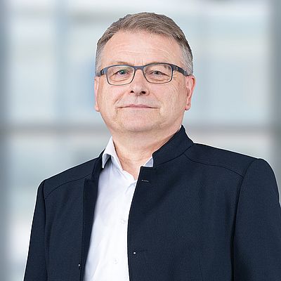 Das Bild zeigt ein Portrait von Dr. Hans Kastl