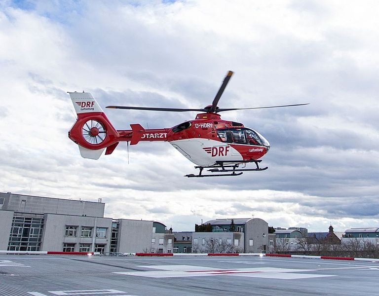 Das Bild zeigt einen Rettungshubschrauber, der auf der Plattform des Klinikums landet.
