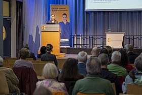 Das Bild zeigt Bürgermeisterin Bettina Lisbach bei ihrem Grußwort.