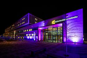 Das Bild zeigt Haus M, das zum Welt-Pankreaskrebstag lila leuchtet.