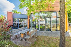 Das Bild zeigt das Gebäude der Räuberburg auf dem Klinikgelände.