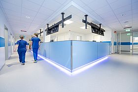 Vom langen Tresen sind die Wege in die Behandlungskabinen kurz.  