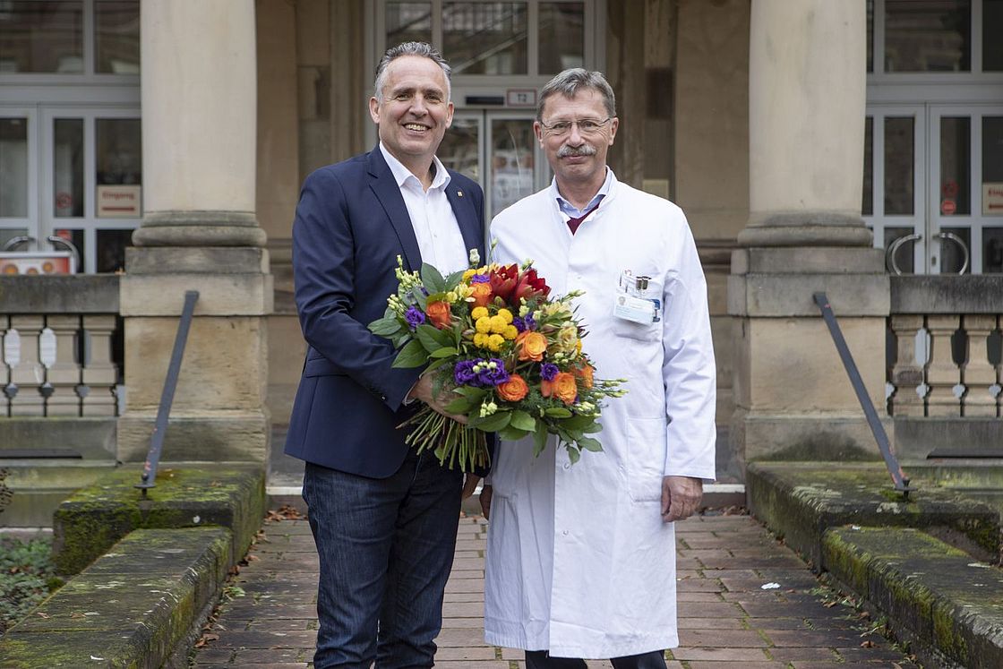 Das Bild zeigt Prof. Dr. Klaus Tatsch und Markus Heming bei der Verabschiedung