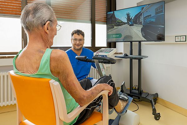 Physiotherapie am Ergometer mit interaktivem Monitor