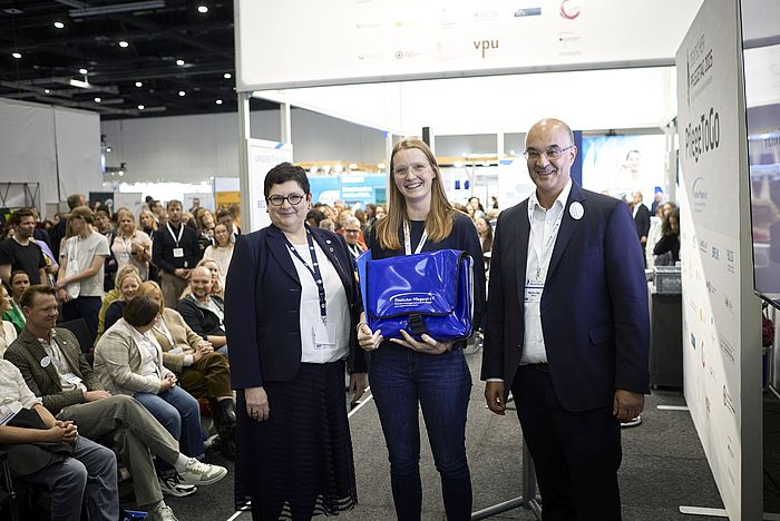 Das Bild zeigt Pascale Hilberger-Kirlum, Viktoria Neller und Markus Mai beim Deutschen Pflegetag.