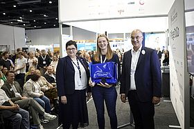 Das Bild zeigt Pascale Hilberger-Kirlum, Viktoria Neller und Markus Mai beim Deutschen Pflegetag.