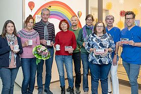 Das Bild zeigt Andrea Widmann, Iris Malchow, Ludger Ljucovic, Helen und Waldemar Lempart, Susanne Vorbrüggen, Admira Knoll, Dr. Alfred Leipold und Prof. Dr. Sascha Meyer (v.l.n.r.) bei der Spendenübergabe.