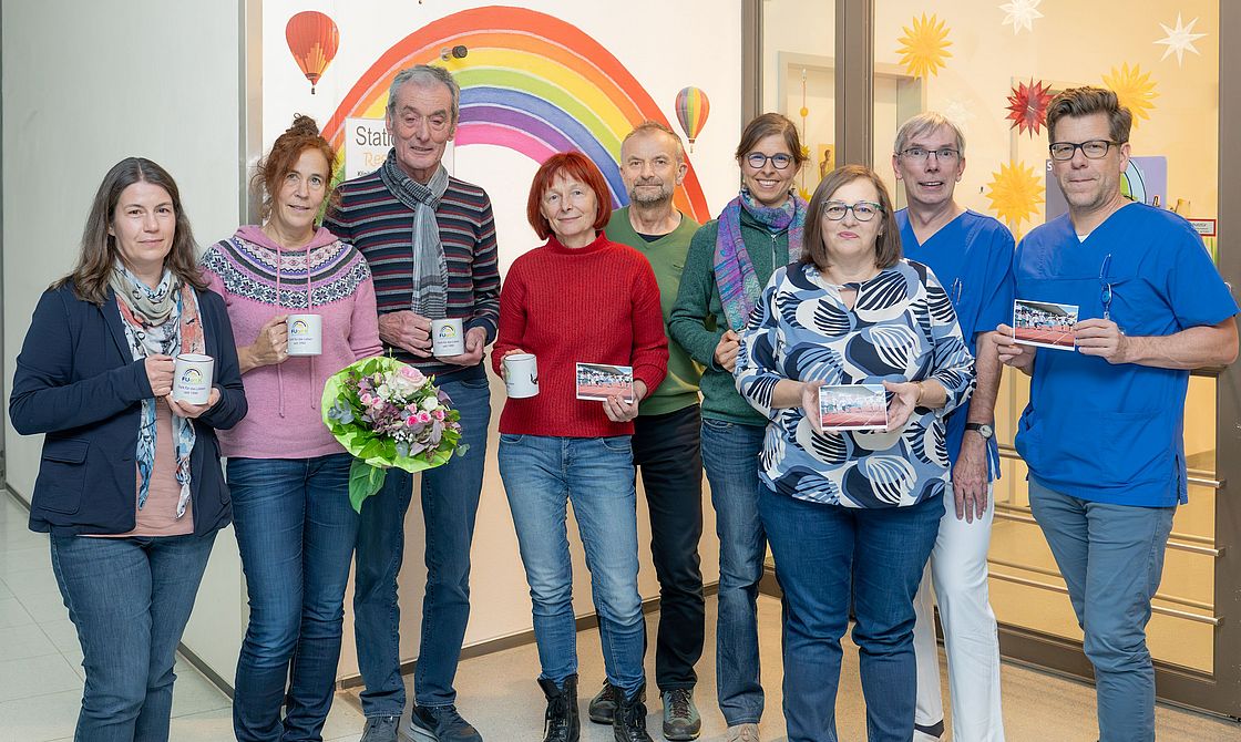 Das Bild zeigt Andrea Widmann, Iris Malchow, Ludger Ljucovic, Helen und Waldemar Lempart, Susanne Vorbrüggen, Admira Knoll, Dr. Alfred Leipold und Prof. Dr. Sascha Meyer (v.l.n.r.) bei der Spendenübergabe.