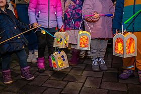 Das Bild zeigt Kinder mit Laternen.