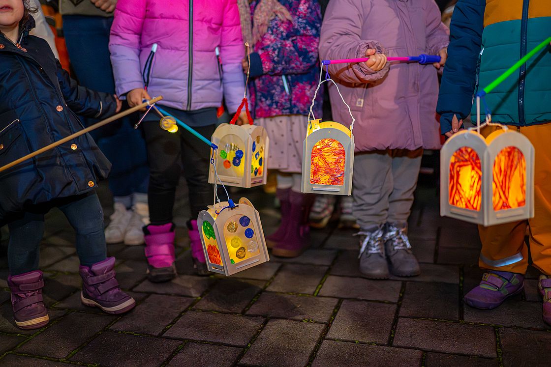 Das Bild zeigt Kinder mit Laternen.