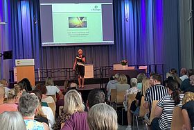 Das Bild Carmen Happe bei der Eröffnung der Veranstaltung