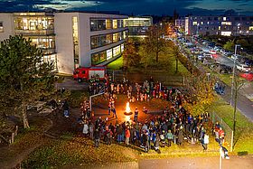 Das Bild zeigt ein kleines Feuer im Zuge des Laternenumzugs.
