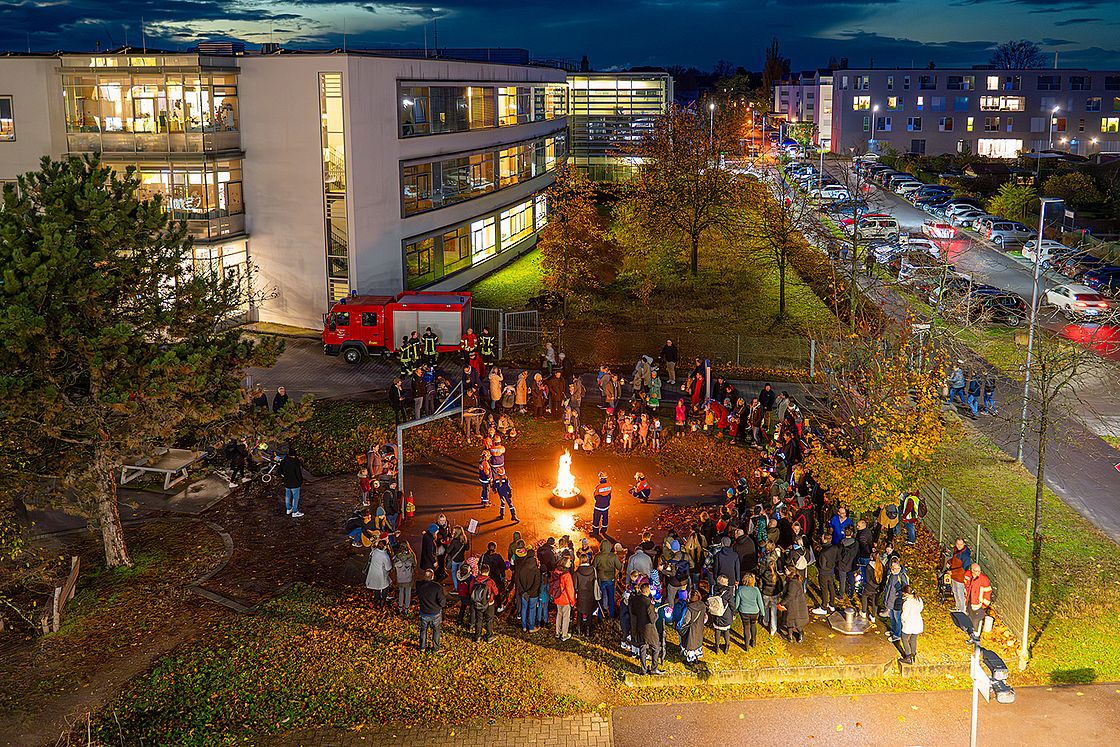 Das Bild zeigt ein kleines Feuer im Zuge des Laternenumzugs.