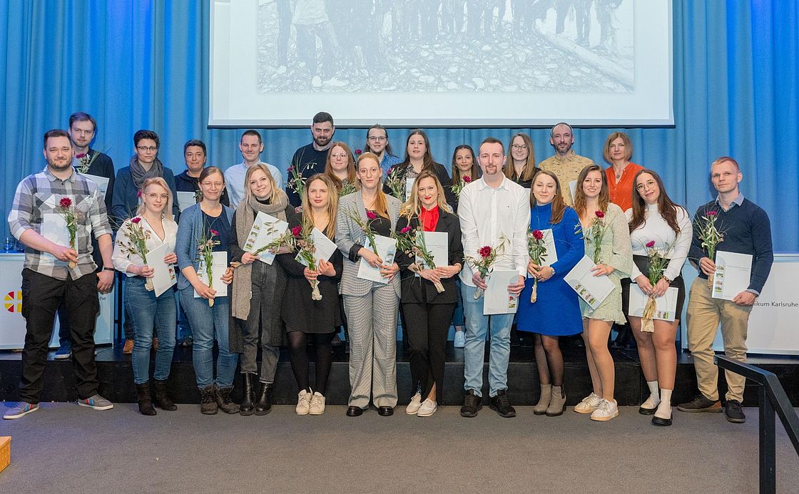 Das Foto zeigt ein Gruppenbild anlässlich der Zeugnisübergabe an die Absolventen der Fachweiterbildung "Intensivpflege und Anästhesie".