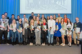 Das Foto zeigt ein Gruppenbild anlässlich der Zeugnisübergabe an die Absolventen der Fachweiterbildung "Intensivpflege und Anästhesie".