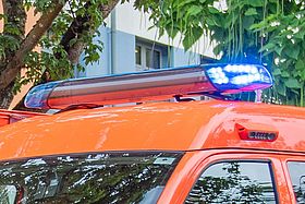 Das Bild zeigt ein Blaulicht auf einem Einsatzfahrzeug.