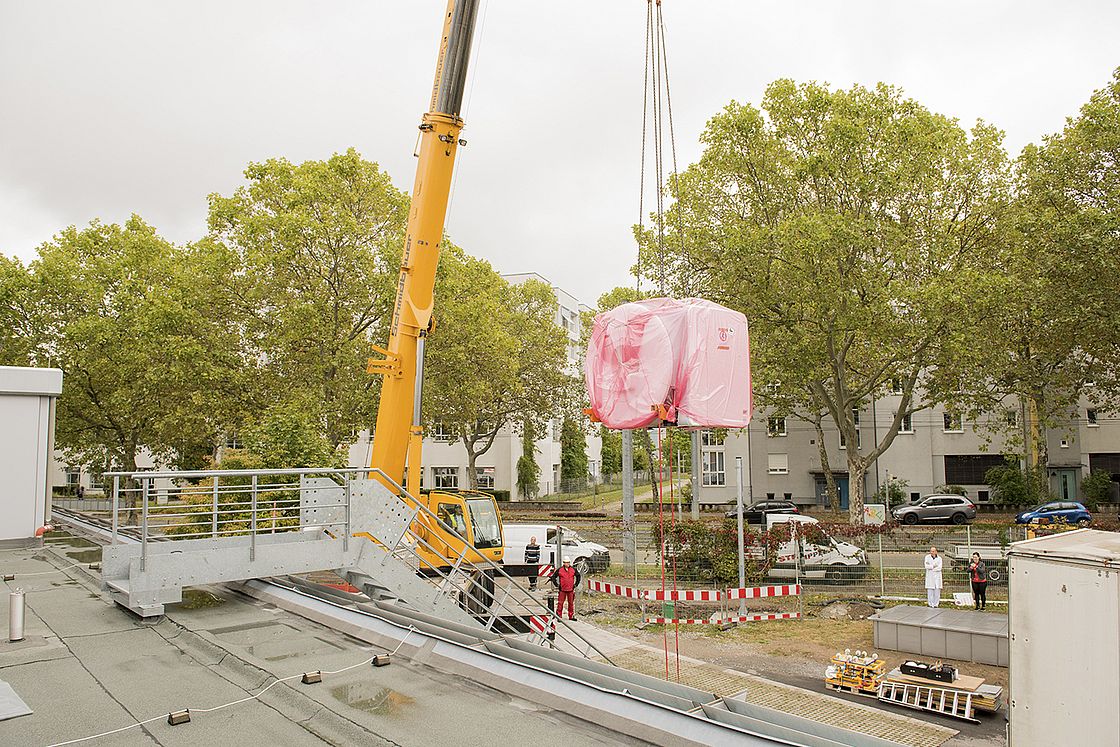 Anlieferung 3 Tesla MRT