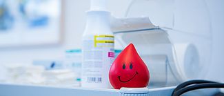 Das Bild zeigt einen Anti-Stress-Ball in Form eines Bluttropfens