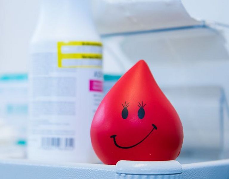 Das Bild zeigt einen Anti-Stress-Ball in Form eines Bluttropfens
