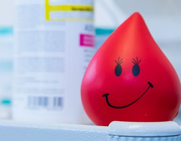 Das Bild zeigt einen Anti-Stress-Ball in Form eines Bluttropfens