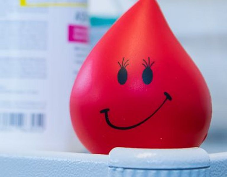 Das Bild zeigt einen Anti-Stress-Ball in Form eines Bluttropfens