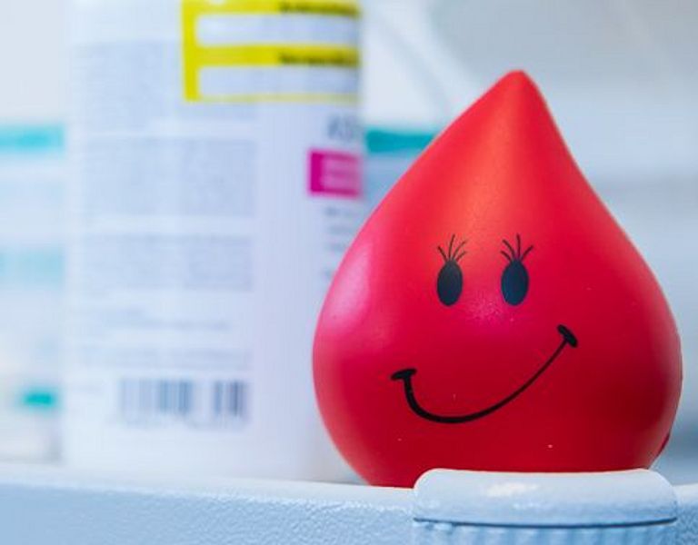 Das Bild zeigt einen Anti-Stress-Ball in Form eines Bluttropfens