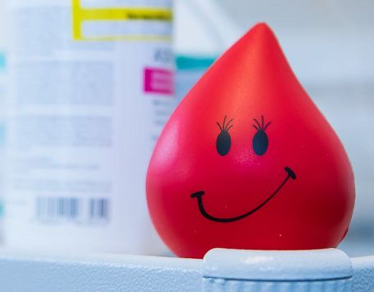 Das Bild zeigt einen Anti-Stress-Ball in Form eines Bluttropfens