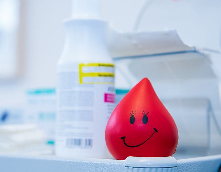 Das Bild zeigt einen Anti-Stress-Ball in Form eines Bluttropfens