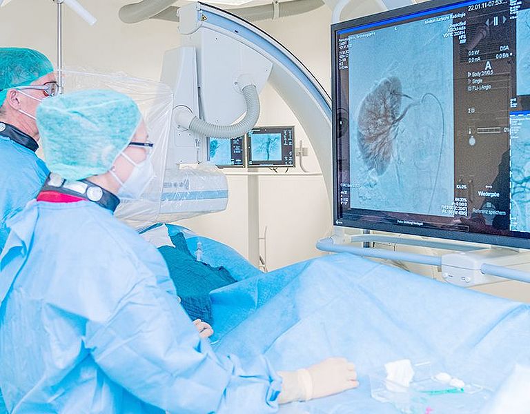 Das Bild zeigt die Durchführungen einer Angiografie.