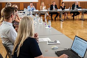 Das Bild zeigt die Pressekonferenz im Rathaus der Stadt Karlsruhe