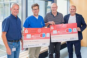 Das Bild zeigt Volker Schmalz, Prof. Sascha Meyer, Prof. Peter Schmittenbecher und Marco Rösch (v.l.n.r.) bei der symbolischen Scheckübergabe